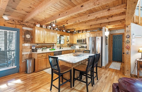 Seven Devils Cabin | A Portofino Cabin: Mountain Log Cabin, Hot Tub, Pet Friendly, Wood Fireplace