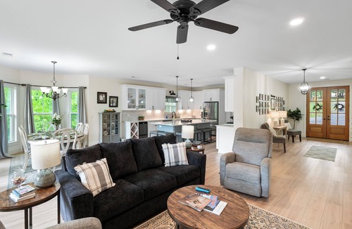 Houston House | A Pretty Lady - Pet-friendly