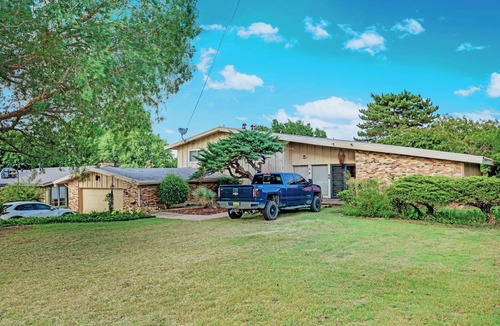 Lawton Villa | A spacious country home right in the city with the full golf course view