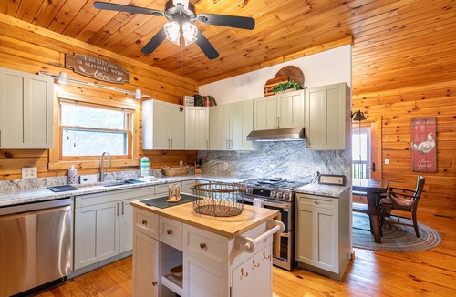 Seven Devils House | Above the Clouds | Sleeps 13 | Game Room | Pet Friendly | Mountain Views