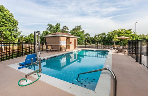 Farragut Apartment | Accessible Queen Studio | Kitchen & Free Breakfast