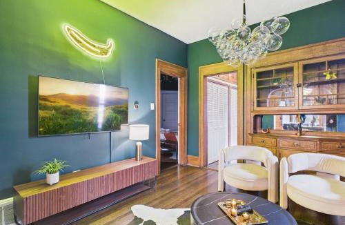 Wrigleyville House | Addison Art Deco Manor Garage