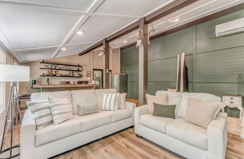 Talking Rock Cabin | Adorable 1-bedroom creek front cabin in Talking Rock.