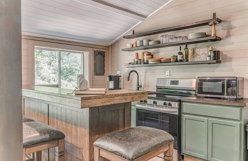 Talking Rock Cabin | Adorable 1-bedroom creek front cabin in Talking Rock.