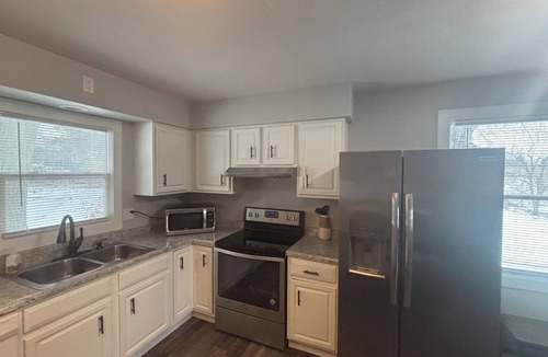 Janesville Condo | Adorable 2-bedroom condo with AC in Janesville
