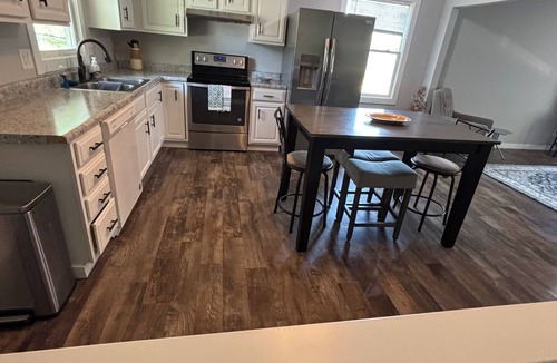 Janesville Condo | Adorable 2-bedroom condo with AC in Janesville