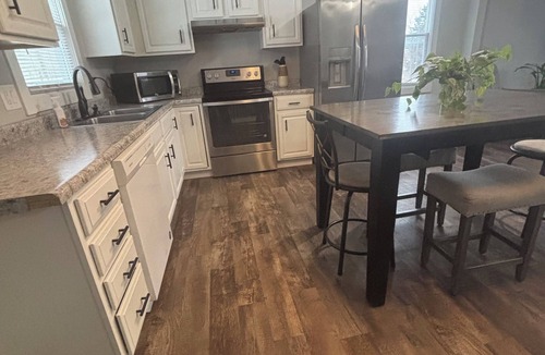 Janesville Condo | Adorable 2-bedroom condo with AC in Janesville