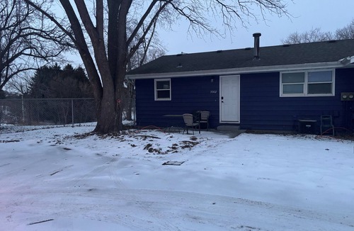 Janesville Condo | Adorable 2-bedroom condo with AC in Janesville
