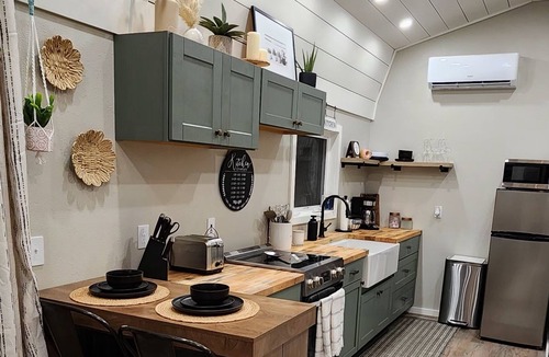 Brooklyn Cabin | Adorable 2-bedroom cabin with AC in charming Brooklyn