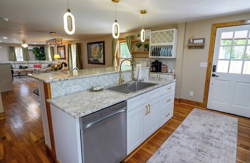 New Bern House | Adorable 2-bedroom house with Fire Pit, Pool Table, Hot Tub in charming New Bern