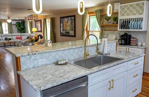 New Bern House | Adorable 2-bedroom house with Fire Pit, Pool Table, Hot Tub in charming New Bern