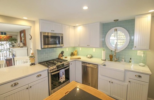 Village Green House | ADORABLE 5 BEDROOM, VICTORIAN GETAWAY - NEWLY RENOVATED- BOOK TODAY!
