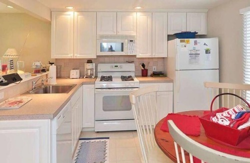 Avalon Cottage | Adorable cottage on shared lot, private balcony