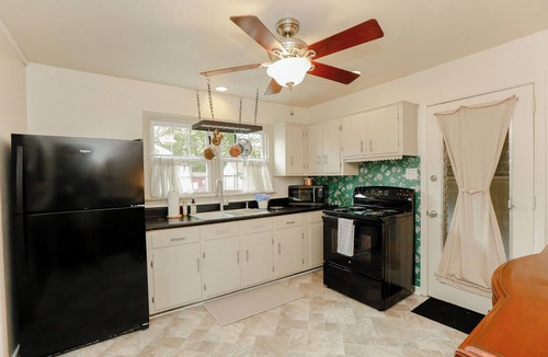 Hampton House | Adorable pet-friendly fenced home in Hampton! Welcome to Redheart Cottage <3