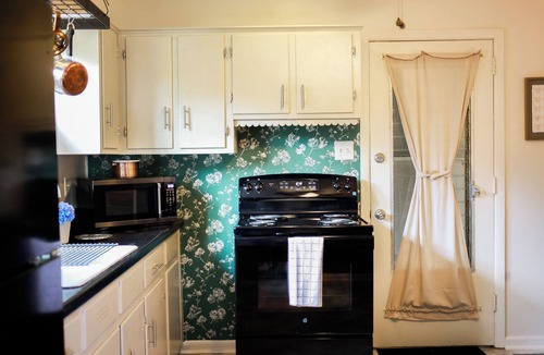 Hampton House | Adorable pet-friendly fenced home in Hampton! Welcome to Redheart Cottage <3