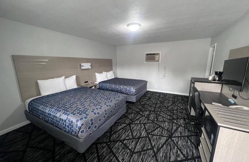Oskaloosa Hotel | Affordable 3-Room Stay Near William Penn University & Hotspots