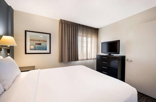 Libertyville Hotel | Affordable & Convenient: 4 Cozy Suites w/Full Kitchen, BBQ & Pet-Friendly