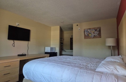 Chickamauga Hotel | Affordable King Room w/Quiet Stay Near Chickamauga Attractions