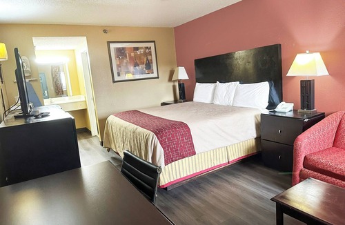 Mount Berry Hotel | Affordable King Room Perfect for Family Stays Close to Local Attractions