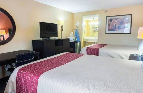 Mount Berry Hotel | Affordable Queen Room l Perfect for Budget Travelers Visiting Rome