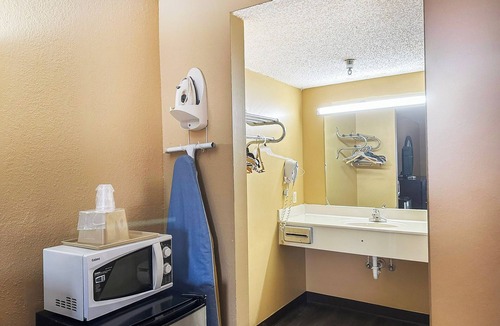 Mount Berry Hotel | Affordable Queen Room l Perfect for Budget Travelers Visiting Rome
