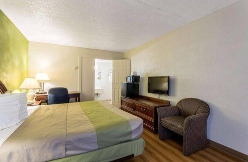 Edgewood Hotel | Affordable Room w/Excellent Location Off I-95