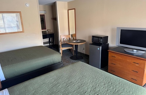 Harriman Hotel | Affordable Room with Free Parking & Breakfast, Near Shops and Attractions