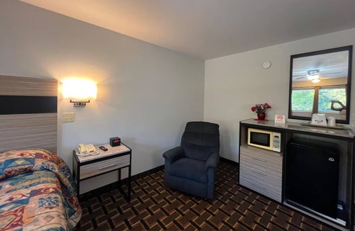 Nebraska City Hotel | Affordable Stay w/Free Parking - Wildwood Golf Course - 3.3 miles away