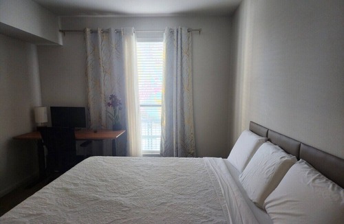North Burnet Apartment | African Art Inspired with Pool View (in Domain)