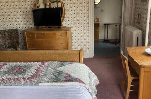 Wabasha Hotel | AH #2 · AH #2 Queen Suite w/Jacuzzi