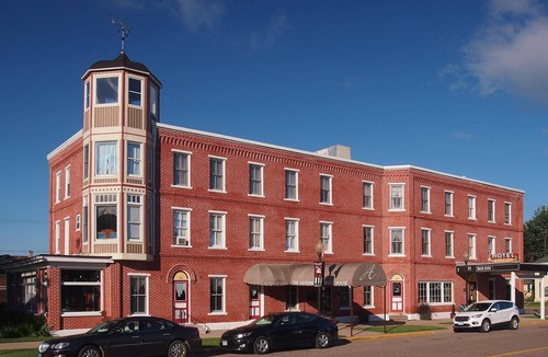Wabasha Hotel | AH #2 · AH #2 Queen Suite w/Jacuzzi