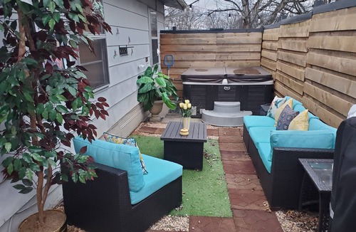 Alcoa House | Airport Mountain Suites - Private Hot Tub + Cozy Cabin Style Near Eats & Brews