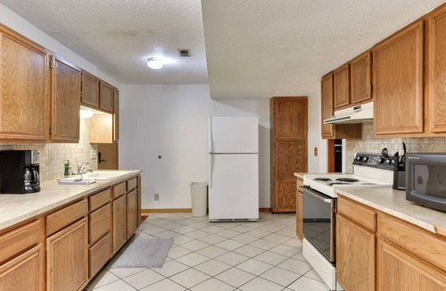 South Central Omaha Apartment | Aksarben Two Bed, One Bath Duplex Suite