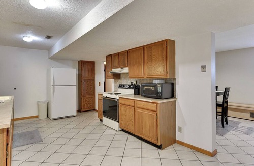 South Central Omaha Apartment | Aksarben Two Bed, One Bath Duplex Suite