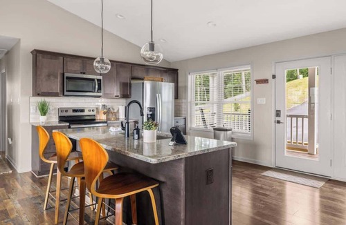 Front Royal Cottage | All-Inclusive 4BR | Mountain Views | Hot Tub