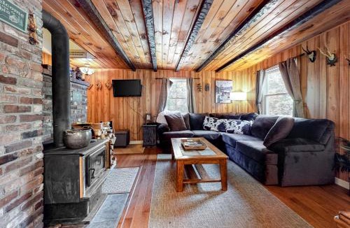 The Bluffs House | Alpen Suite in Ossippee