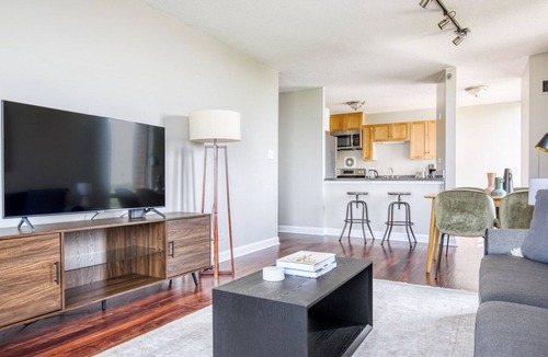Oak Park Apartment | Amazing Oak Park 2BR w/ Lounge & Rooftop, 3 blocks to L, by Blueground
