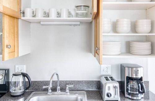 Oak Park Apartment | Amazing Oak Park 2BR w/ Lounge & Rooftop, 3 blocks to L, by Blueground