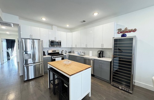 Communipaw Apartment | Amazing Rooftop Views of NYC & FREE Parking