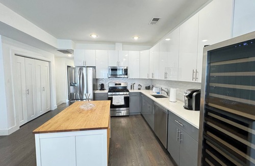 Communipaw Apartment | Amazing Rooftop Views of NYC & FREE Parking