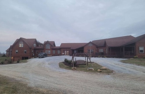 Kabletown Cabin | Amazing Spacious Log Cabin 15K Sq-Hot Tubs-Mountain Views
