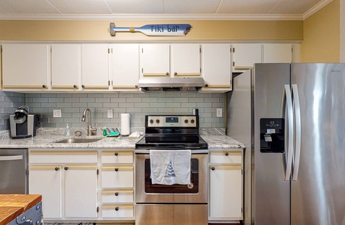 Midtown Ocean City Condo | Amazing Suite in Oceanside Building w/Shared Pool, Private Washer/Dryer, WiFi