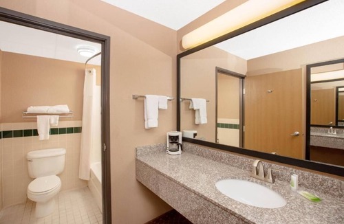 Oakdale Hotel | American Suites Coralville Iowa City