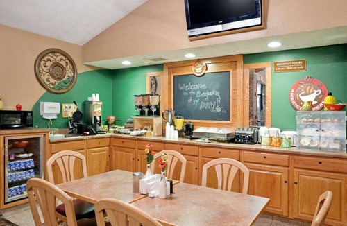 West Burlington Hotel | AmericInn by Wyndham West Burlington
