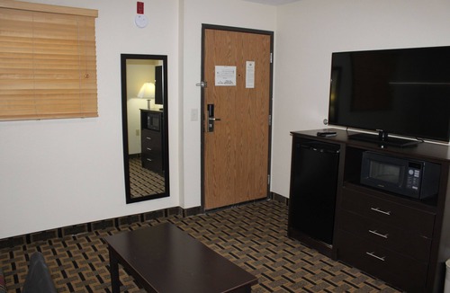 West Burlington Hotel | AmericInn by Wyndham West Burlington