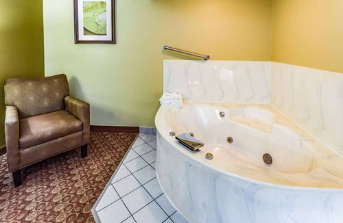 Blue Earth Hotel | AmericInn by Wyndham Blue Earth