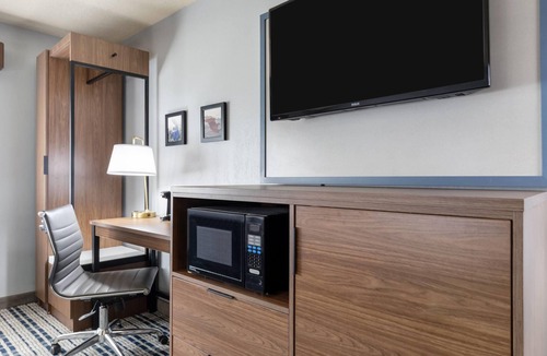 Chamberlain Hotel | AmericInn by Wyndham Chamberlain - Conference Center