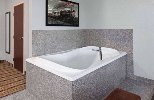 Grinnell Hotel | AmericInn by Wyndham Grinnell