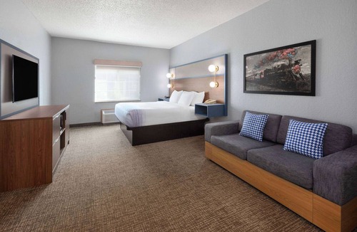 Grinnell Hotel | AmericInn by Wyndham Grinnell