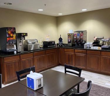 Maquoketa Hotel | AmericInn by Wyndham Maquoketa